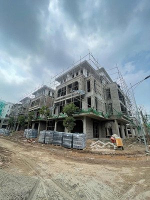 bán căn bt sân vườn 2 mặt tiền dãy bt3, diện tích 160m2 hướng đông nam tại vaquarius văn giang