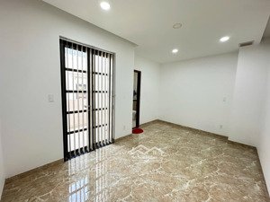 cho thuê văn phòng chính chủ 5tr/th có ban công, hầm để xe khu cityland p10 gò vấp