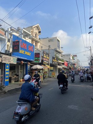 mặt tiền kinh doanh 94,8m2 ngay chợ phạm đăng giảng. nhà 3 tầng kiên cố, sổ riêng, hoàn công đủ