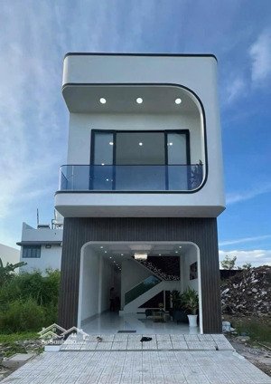 nhà cách cầu vượt linh xuân 500m . quá đẹp cho vị trí , đường 6m