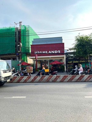 bán gấp nhà có sẵn hđ thuê 65tr/ tháng. mặt tiền đường huỳnh tấn phát, nhà bè sát chợ phú xuân.