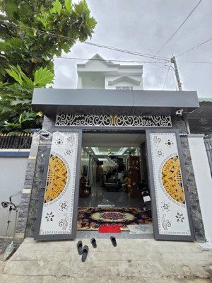 bán nhà lầu trệt gần chợ dĩ an 1 bd dt 81m ngg4m sân oto full nội thất giá 4ty950 lh 