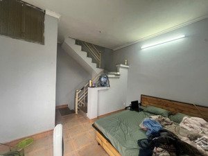 loanh quanh 2 tỷ có luôn nhà 18m² lô góc, ngõ thông, dân xây 4 tầng đường nguyễn khoái. sđcc