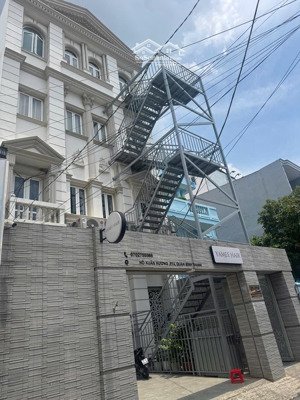 bán chdv hot mt hồ xuân hương p. 14 bt 20p~2,3 tỷ/năm 9x20m (nở hậu 13m) 218m2 giá: 48 tỷ tl mạnh