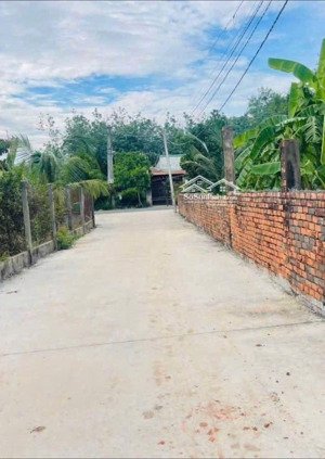 đất trung thị trấn dầu tiếng tphcm ,ngang gần 10m x50m có thổ cư sẵn giá 1tỷ100tr