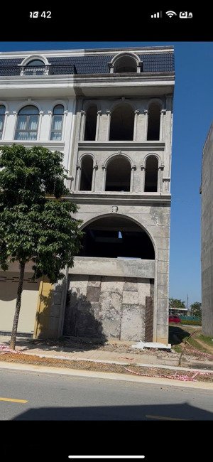 chính chủ cần bán nhà xây thô căn xẻ khe sẵn sổ cá nhân trên trục đường trường chinh tx phú thọ