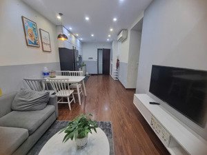 gia đình cần bán nhanh căn 2 ngủ 59m2 full đồ chung cư homeland thượng thanh giá 4.89 tỷ:0916393862