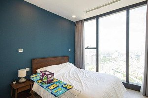 bán căn hộ 2 phòng ngủ view lm81 vinhomes golden river, ba son, quận 1