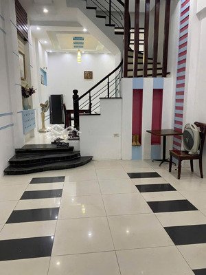 cho thuê nhà riêng 60m2 x 4 tầng ở hoàng quốc việt, nghĩa tân, cầu giấy