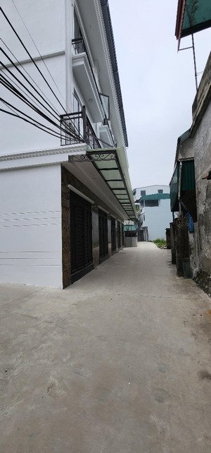 mình bán nhà 2,5 tầng mới dt44m mới thôn quế sơn, xã tân ước cũ nhìn ra vin olympic gần đường 429