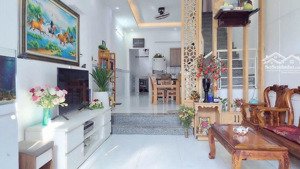 bán nhà to đùng - sân để xe rộng rãi - giáp quận 7