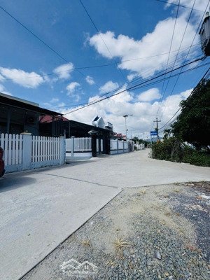 diên điền đường thông ô tô gần chợ trên hương lộ 5