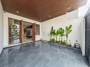 nhà 3 tầng đường hoa phú 3 . -diện tích 80m2 thiết kế 3 tầng full nội thất.
-tầng 1 sân oto,