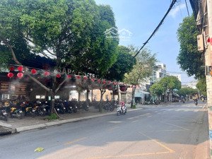 nhà diện tích khủng 8x22m - ngay đường bà triệu - trung tâm hóc môn