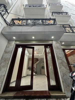 7.x tỷ nhà ngõ 80 hoa lâm, việt hưng dt 30m² x 5 tầng 3 ngủ 20m ra ô tô, sau bigc long biên