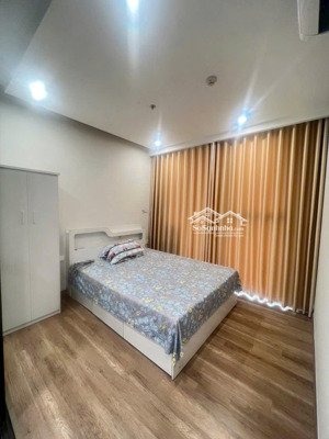 cần bán căn hộ 1pn 1wc 32m2 đủ đồ tầng cao view sông hồng toà r1 onsen.hl ạ