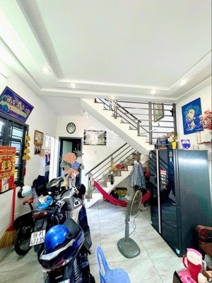 bán nhà cạnh chợ gò xoài bình tân- giá 4,35 tỷ-5 x 8 ko lộ giới-2 tầng-3 pngủ-hẽm 6m thông