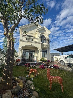 villa mới đẹp sân vườn rộng đường bằng phẳng yên tĩnh