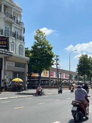 khu hiếm nhà bán - xe hơi ngủ trong nhà- khu đồng bộ cao tầng ngay emart phan văn trị