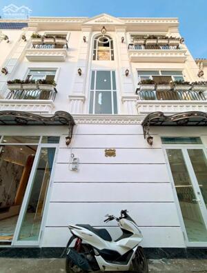 Nhà 1 trệt 2 lầu tân cổ điển - Cách trường đại học Y Dược Cần Thơ 500m