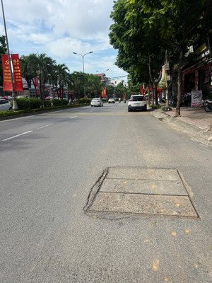 cắt lỗ lô đất mặt đường ql21 mở rộng 80m , tuyến metro chạy qua , kinh doanh tốt .