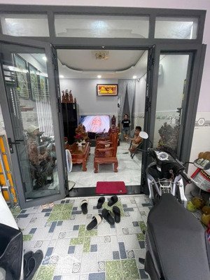 bán nhà diẹn tích : 4x14m 1 lầu btct . nhà mới đẹp , gần chơ tân hương