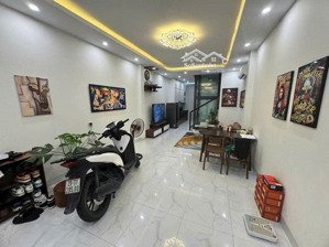 bán nhà đức giang,long biên,dân xây 5 tầng.thang máy,ôtô tránh.chỉ hơn 12 tỷ