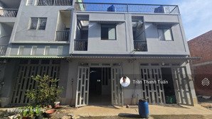 còn 1 căn duy nhất 4,5x12 chỉ 900 bao hết. nhà lầu đường 7m. dân cư đông đúc, ngay chợ đình,ubnd xã