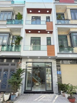 bán nhà trệt 2 lầu mới tinh đường nhựa 8 m có vỉa hè cách siêu thị vincom tầm 300 m