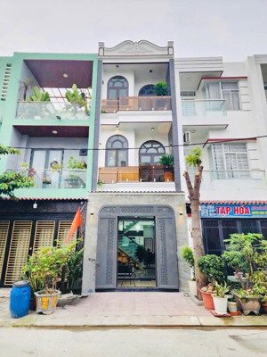 bán nhà 1 trệt 2 lầu mới tinh đường nhựa 10 m có vỉa hè , gần trung tâm y tế dĩ an