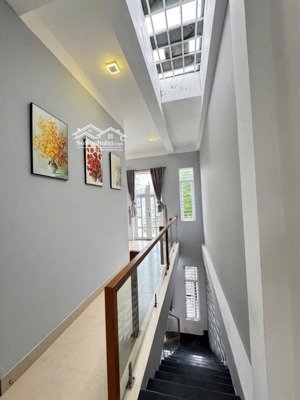 chủ bán nhanh căn chủ xây dựng kiên cố 2 tầng 2 mê nằm vị trí đẹp sát võ chí công, cầu ntphuong,