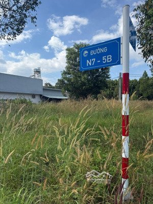 cần ra nhanh lô đất khu b kcn bàu bàng nằm đường n7-5b cách chợ đêm chỉ 300m, dt 150m2 full thổ shr