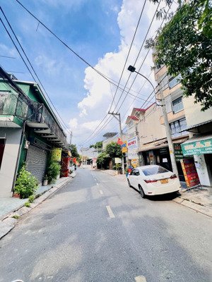 nhà 3 tầng - ô tô ngủ trong sân - gần kha vạn cân - 84m2( ngang 5m) - hoàn công đủ - giá đầu tư