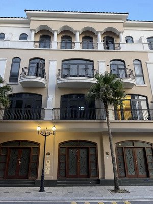 cắt lỗ gấp liền kề vin2, gần trường học, công viên, ban công to, sẵn sổ. giá 8.9x tỷ. lh:0979106866