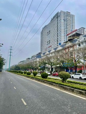 cần bán nhà mặt phố thành phố giao lưu, phạm văn đồng. dt sổ 260m2 x 6t, 1hầm, mt 16m. vị trí đẹp