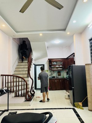 nhà dân xây 40m2-5 tầng còn rất mới.chủ nhiều nhà nên bán bớt.80m ra hầm chui kim đồng giải phóng