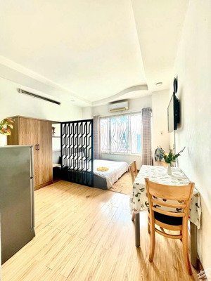 phòng trọ tách bếp full nội thất rộng rãi cửa sổ lớn ngay trần quang khải q1 giá tốt