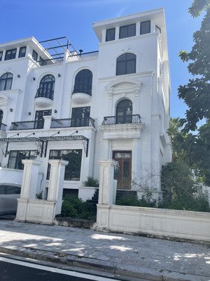 chính chủ gửi bán bt tại louis hoàng mai giá chỉ 6x tỷ cả nhà 4 tầng 1 hầm. lh 