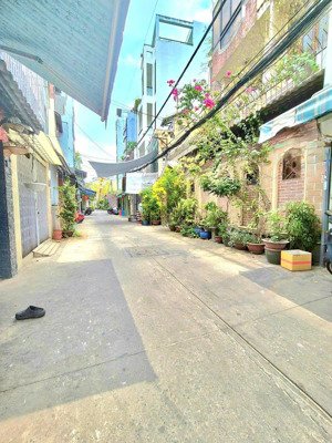 chỉ 7.2 tỷ, 60m2 (4.8x13), 3 tầng, 4pn, 3wc, tân bình-lạc long quân, hẻm 8m xe hơi thông, sh riêng