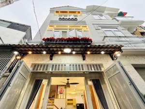 tôi chính chủ cần bán nhà phạm ngọc thạch, võ thị sáu, quận 3, dt 60,4m2, giá 3 tỷ 550tr, sổ riêng