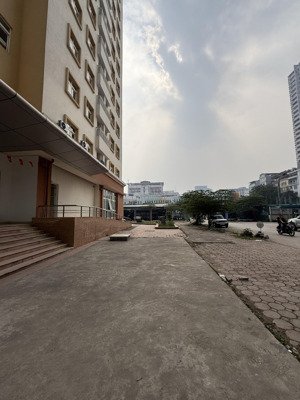 gia đình bán nhà chung cư xuân la 64m2 tầng 3 sổ đỏ chính chủ 2 phòng ngủ giá 5.5 tỷ