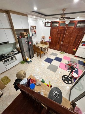 chủ hạ giá , nhà yên hoà - dương đình nghệ . 40m2, mt 5m , ô chờ thang máy .