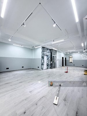 cho thuê biệt thự 4 sàn trống suốt làm vp gần ubnd. dt: 10x20m. có thang máy. giá 80tr/th.