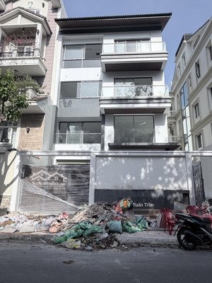 cho thuê biệt thự xây dựng kiểu vp ngay trương văn bang. dt: 10x20m. hầm 4 lầu full sàn trống.