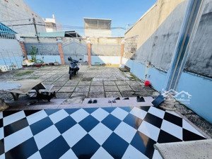 nhà 2 mặt hẻm ngang gần 5m - chia được 2 căn - sát khu thương mại man thiện - giá 7 tỷ