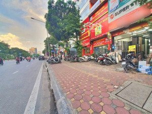 hơn 34 tỷ nhà mặt phố hoàng quốc việt 5 tầng phân lô có vỉa hè kinh doanh tốt lh 