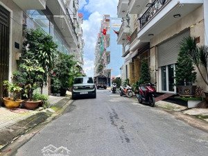 6 tỷ 300 thương lượng, nhà mới 5 tầng, đường 8 mét ,diện tích : ngan 5,3 - dài 10 mét.