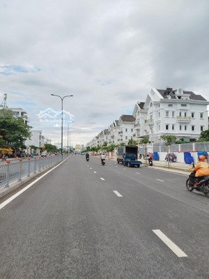 hẻm 4m sát mt dương quang hàm, p5, gò vấp. 6x21m. vuông vức. 2 tầng. chỉ 13tỷ5.
vị trí đắc địa.