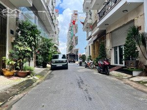 5 tỷ 900 thương lượng, nhà mới 5 tầng, đường 8 mét, diện tích : ngan 5,3 - dài 9,5 mét.