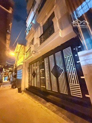 bán nhà cầu giấy, 37m2 - 4 ngủ, sát phố, thoáng sáng, chủ cần bán gấp, 10.1 tỷ.